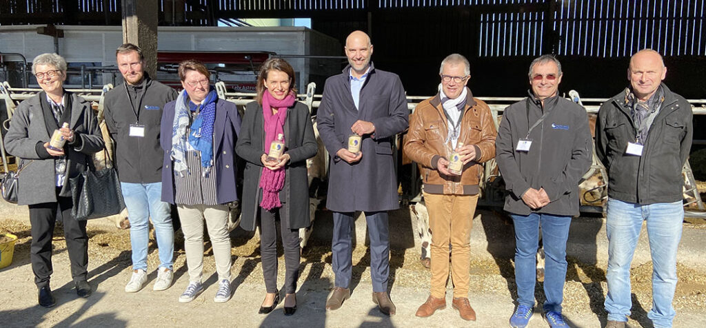 Official launch of the Neolac programme at Gaec de la Baratte. From left to right: Hélène Lucas, president of INRAE Bretagne-Normandie; Anthony Clavreul, farmer at Gaec de la Baratte; Diane Rouland, local politician; Christelle Morançais, president of the Pays de la Loire Region; François Blua, MD of Biodevas Laboratoires; Damien Lacombe, president of SODIAAL; Joël Clavreul and Michel Blanchard, farmers at Gaec de la Baratte.