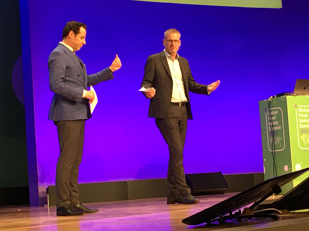 Summit moderator Donatello Piras (l) and host Roland van der Post discussing the impressive outcome of the three-day Global Feed Safety Summit in Berlin.