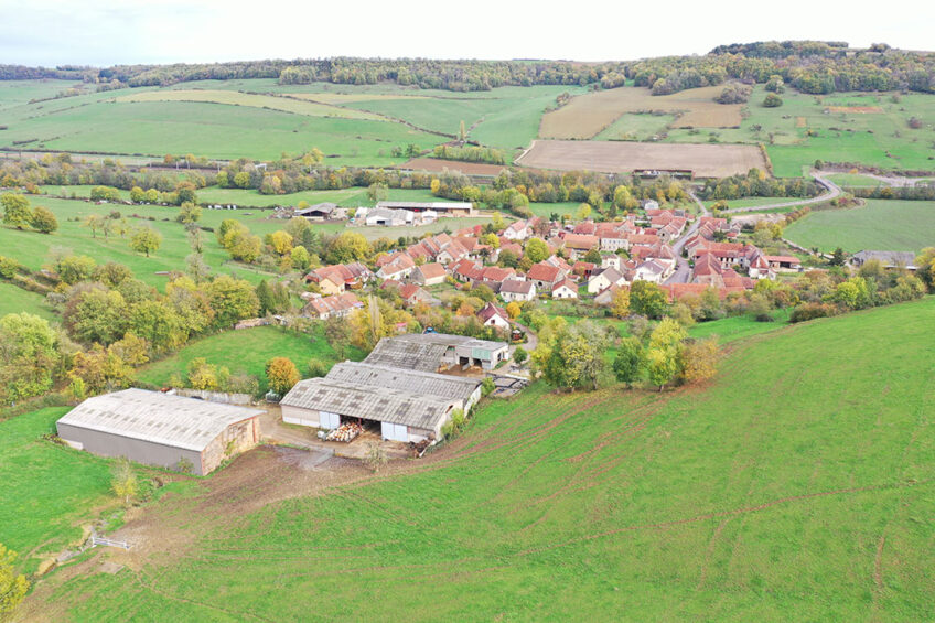 Overview of Boux sous Salmaise village with the different buildings of the farm. Photo: Philippe Caldier
