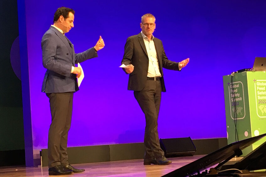 Summit moderator Donatello Piras (l) and host Roland van der Post discussing the impressive outcome of the three-day Global Feed Safety Summit in Berlin. Photo: Fabian Brockotter