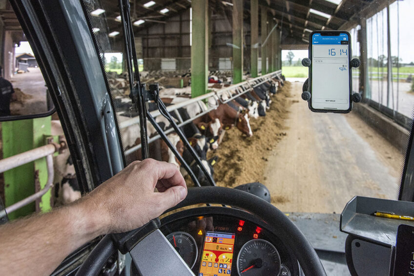 After installing the Topcon Feed app, your phone becomes an extension of your weighing system with lots of tricks that make the loading process easier. Photo: Stefan Koopmans