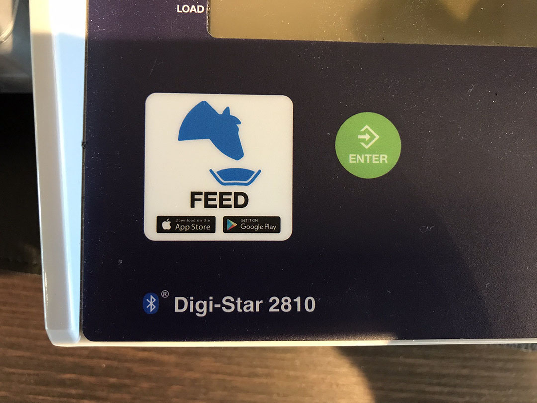 Do you already have a Topcon/Digi-Star  weighing system? You can see from the Bluetooth logo and the Bluetooth sticker on the weighing display whether the app and therefore the phone can be paired. If that is not the case, you can adjust the current weighing system with an update or Bluetooth module for € 1,000 to € 1,500. Photo: Bas van Hattem