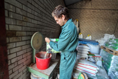 Lars van de Nieuwenhof accurately weighs Bovaer10, Agrifirm's mineral mixture to which Bovaer has been added, for use in his feed mixer. He calculates with 150 g of Bovaer10 per cow per day. Photo: Bert Jansen