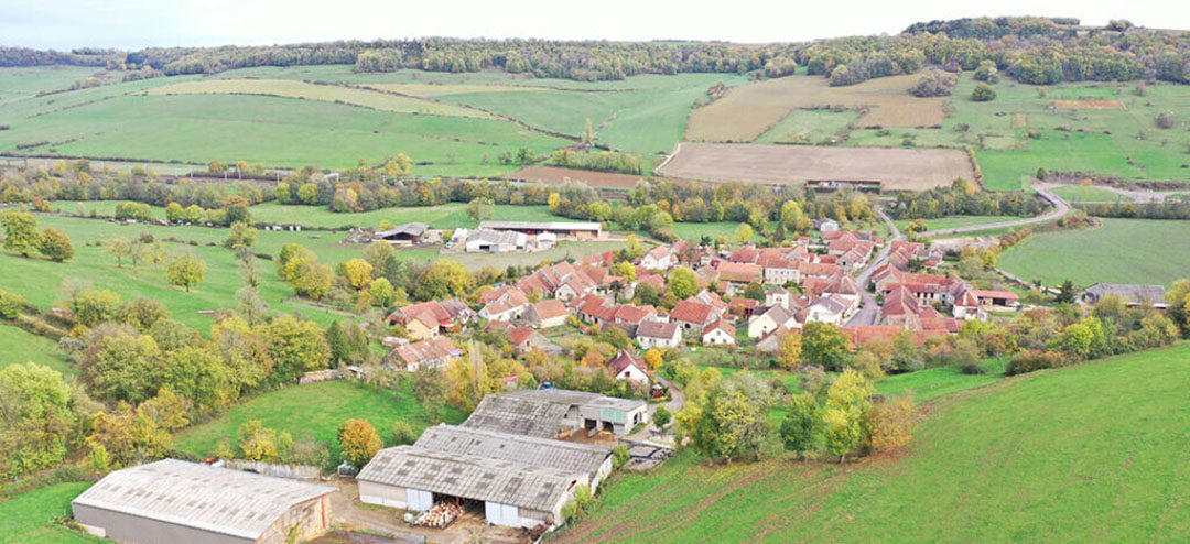 Overview of Boux sous Salmaise village with the different buildings of the farm. Photo: Simon Belin