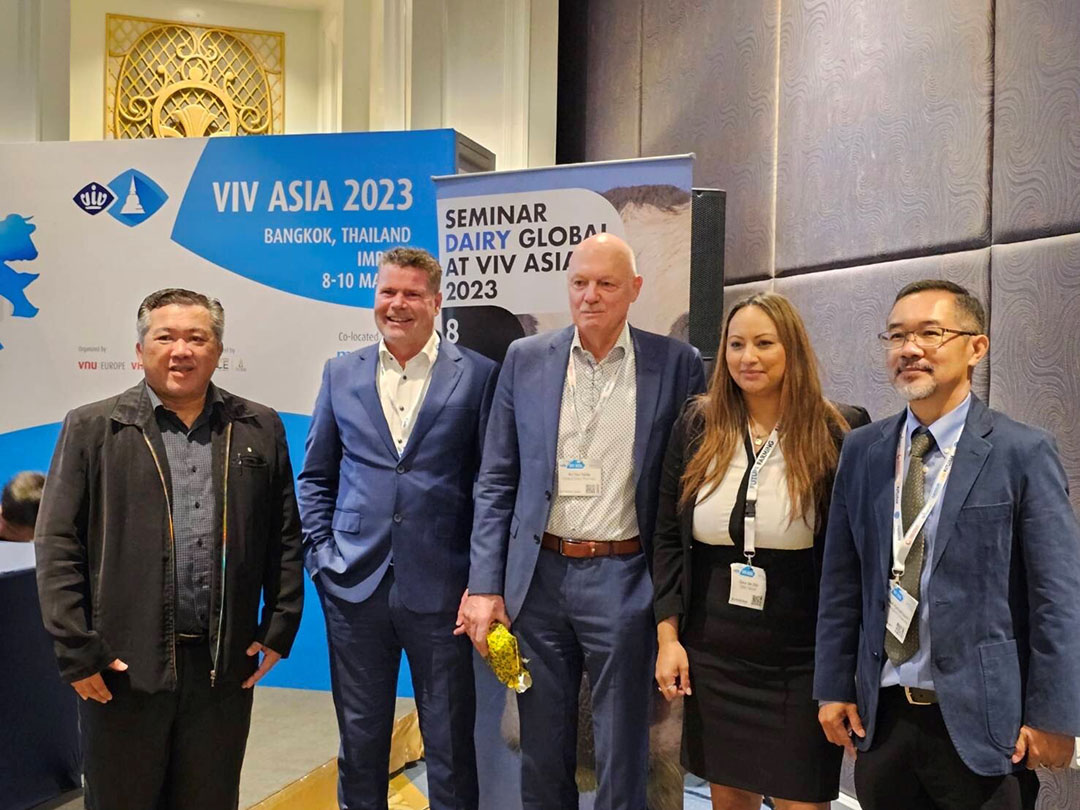 Prof Dr Monchai Duangjinda (Khon Kaen University), Marc Klumper (Misset publisher), Zana van Dijk (Dairy Global), Ad van Velde (Global Dairy Farmers), and Dr Kittisak Ajariyakhajorn (Tropical Dairy Research Center). Photo: Misset