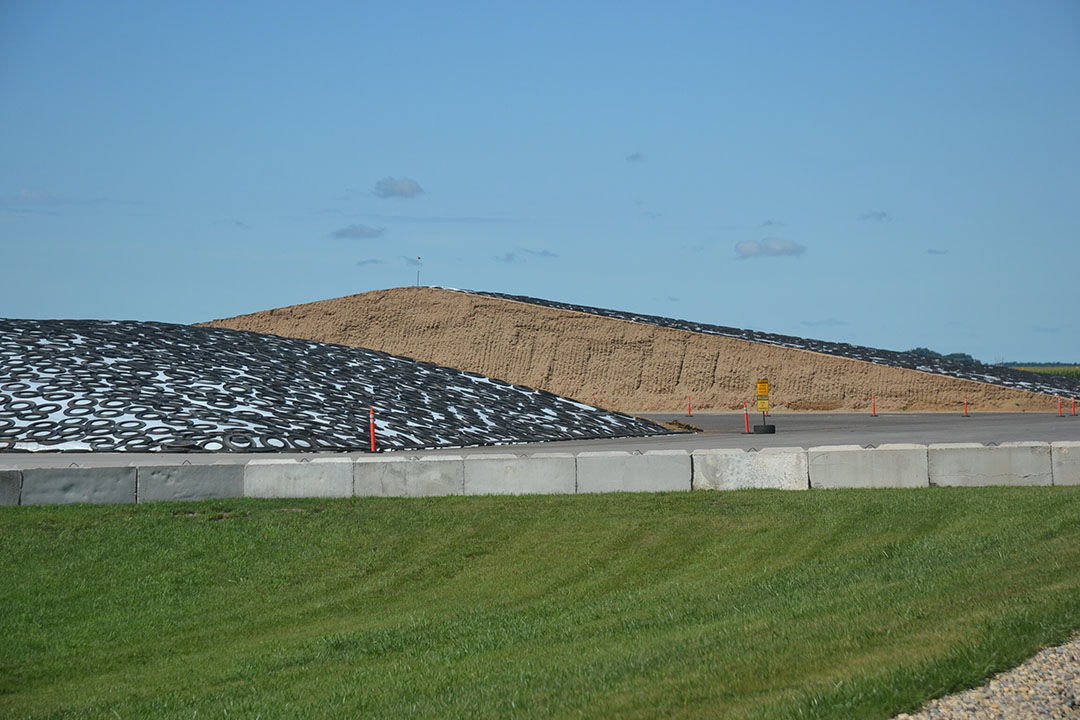 The feed consists of corn silage, soybeans and alfalfa silage/hay as well as concentrate with minerals and vitamins. 