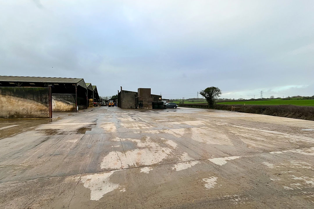 Added buildings due to gradual growth. Roughage is stored at the front left. The loose feeds are on the right. Photo: Marleen Purmer