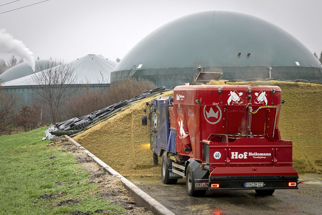 The self-propelled feed mixer displays the company logo.