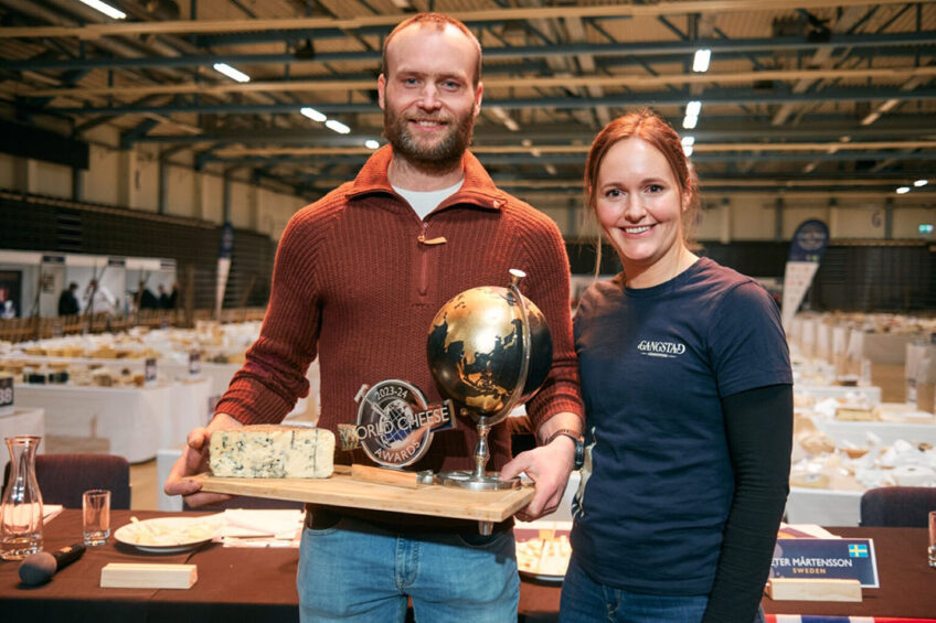 Ole and Maren Gangstadt of Gangstadt Gardsysteri with their winning cheese and trophy. Photo: Chris McCullough