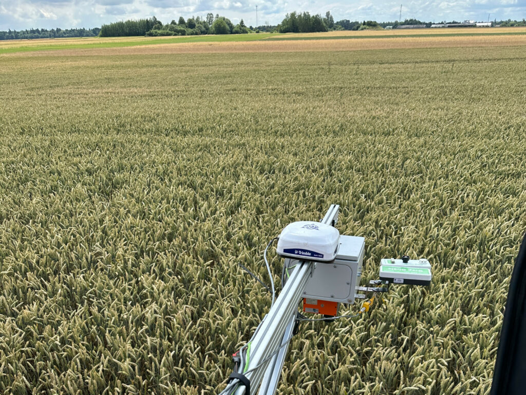 Online crop scanning with hyperspectral camera. Photo: UGent University
