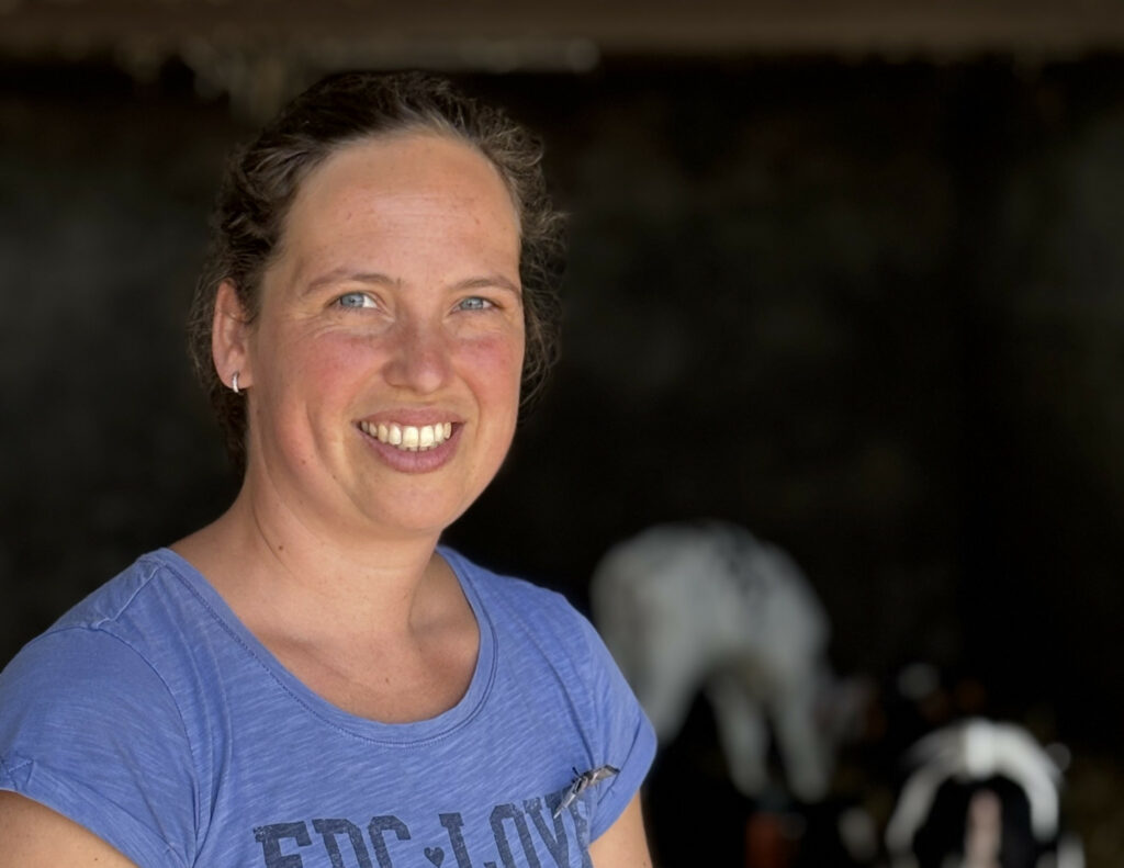 Sanne Theuwissen (35) loves taking care of the calves and is constantly looking for ways to optimise. Photo: Emmy Koeleman