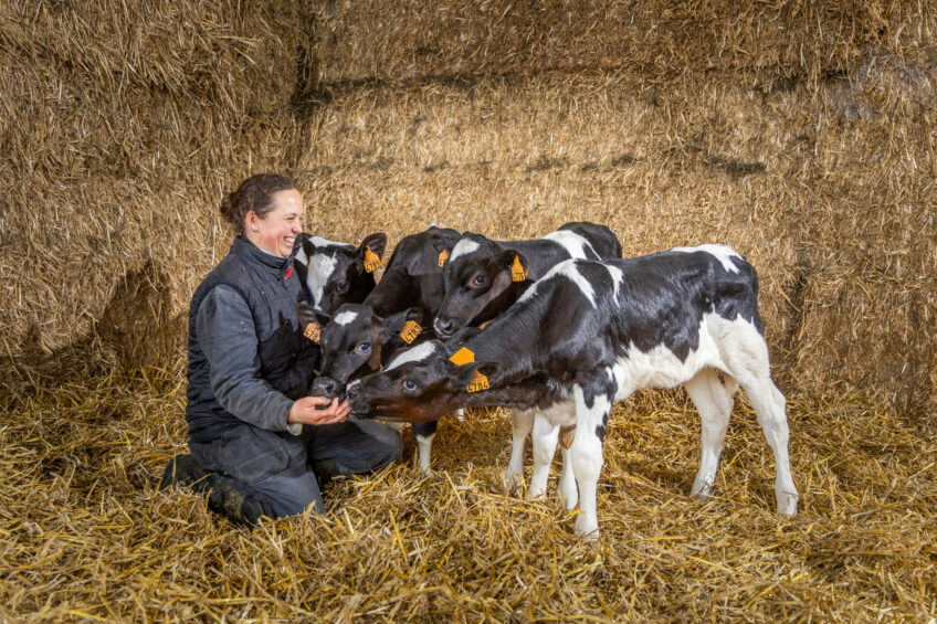 Sanne Theuwissen switched to a new calf milk replacer. “When I walk alongside the calves and see all those healthy, shining animals, I know we are doing something right.” Photo: Trouw Nutrition
